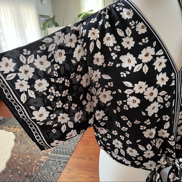 MAX STUDIO *NWOT* V-neck tie front short sleeve floral blouse top - Picture 2 of 7